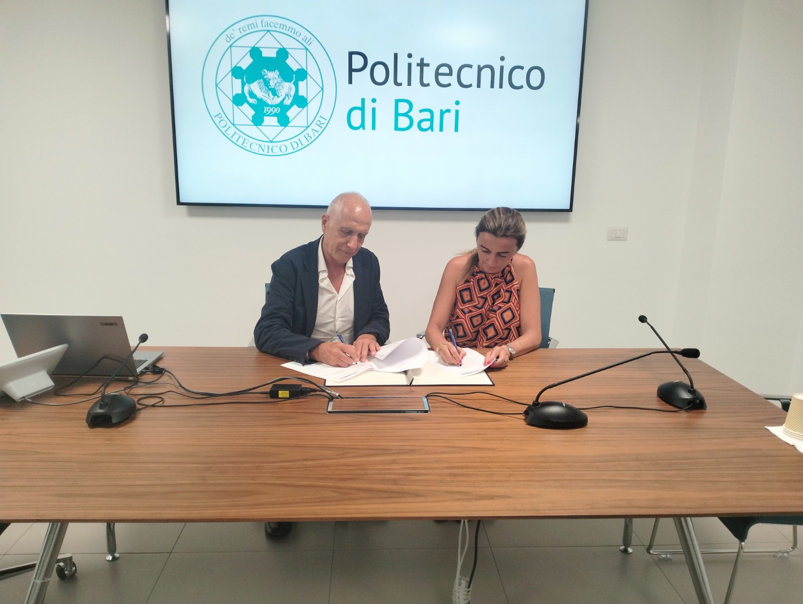 La firma. Il Rettore Umberto Fratino con la CEO del Gruppo TESMEC, Caterina Caccia Dominioni